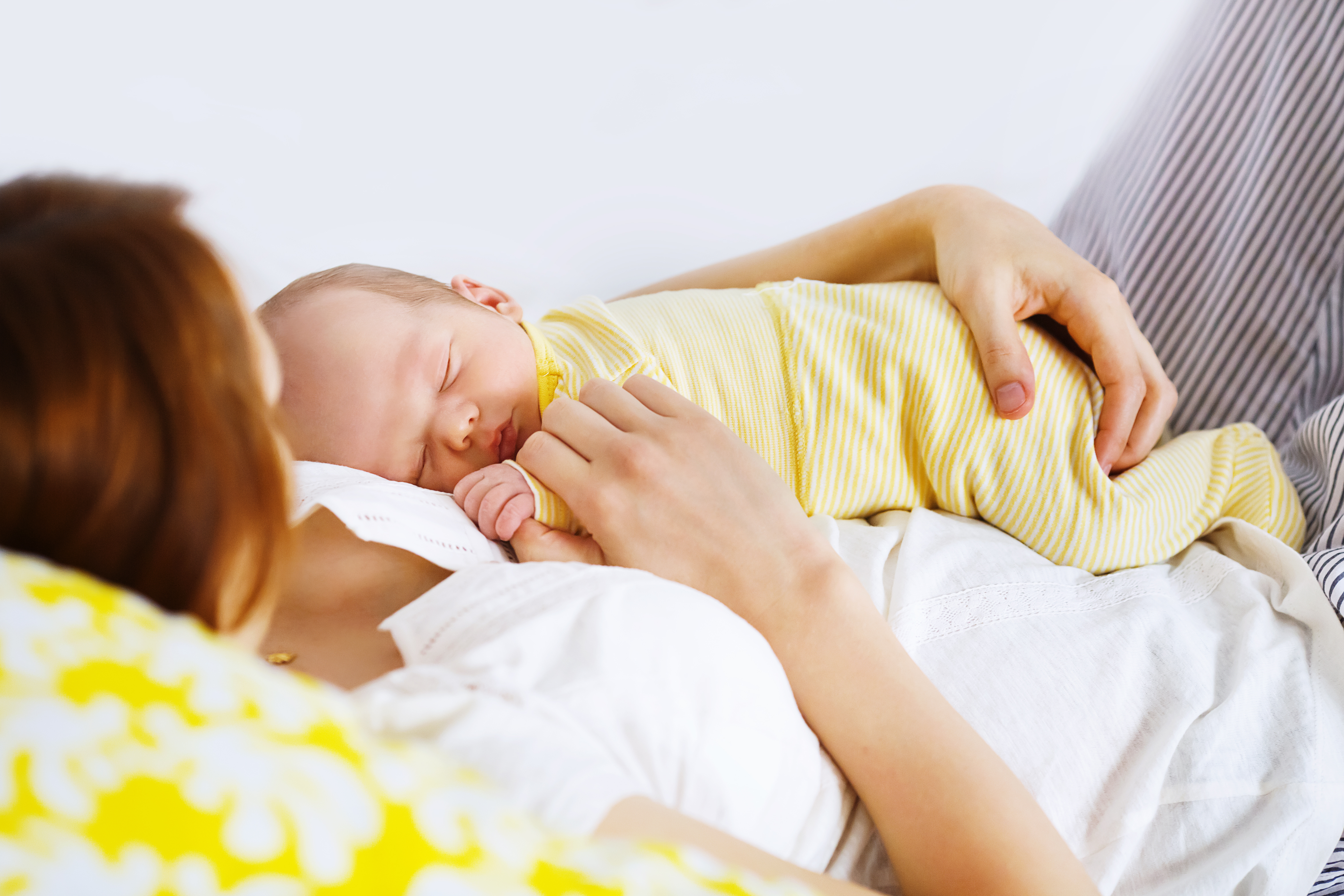 Как укладывать новорожденного после кормления. Спящий ребенок. Малыш и мама. Мама с младенцем на руках.